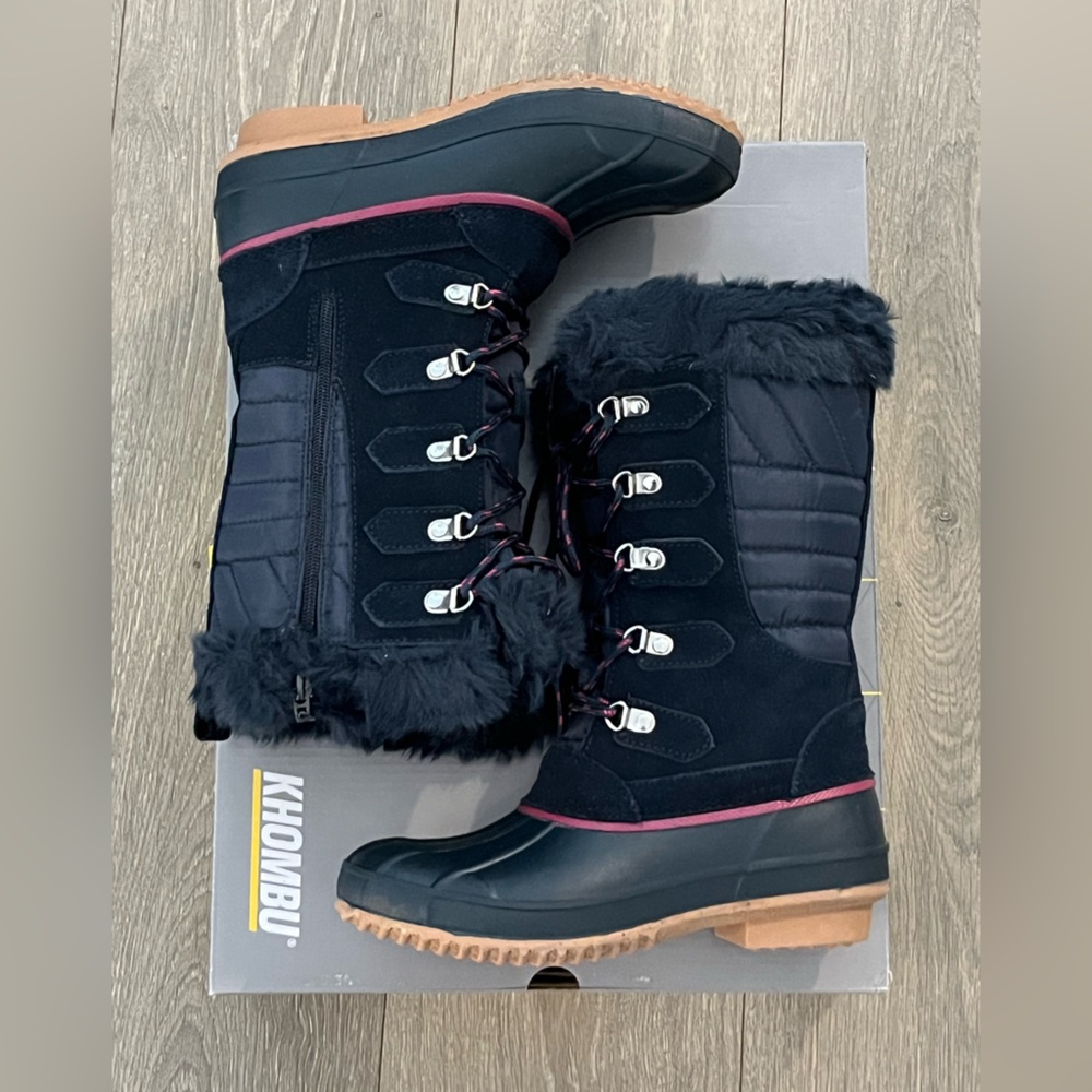 NWT Khombu Womans Navy Colyn Boot Size 7